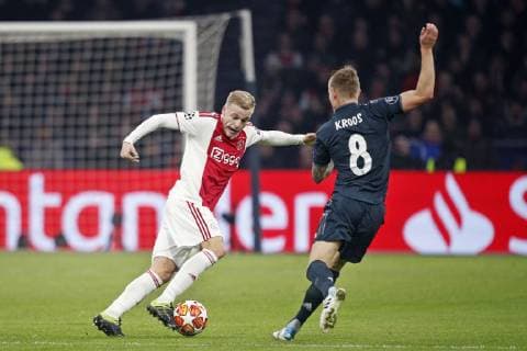 AMSTERDAM, Ajax - Real Madrid, football, Champions League Season 2018 2019, 13-02-2019, Johan Cruijff Arena. Ajax player Donny van de Beek (L) and Real Madrid player Toni Kroos (R) during the game Ajax - Real Madrid. Ajax - Real Madrid  x2820579x