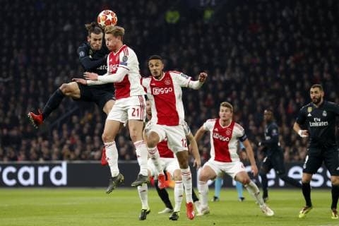 (l-r) Gareth Bale of Real Madrid, Frenkie de Jong of Ajax, Noussair Mazraoui of Ajax, Matthijs de Ligt of Ajax, Karim Benzema of Real Madrid during the UEFA Champions League round of 16 match Ajax Amsterdam and Real Madrid at the Johan Cruijff Arena on February 13, 2019 in Amsterdam, The Netherlands UEFA Champions League 2018 2019 xVIxVIxImagesx xMauricexvanxSteenxIVx 13619652