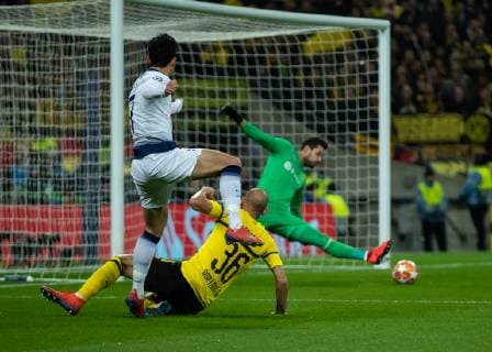 Football - 2018 2019 UEFA Champions League - Round of Sixteen, First Leg: Tottenham Hotspur vs. Borussia Dortmund Roman Burki (Borussia Dortmund) saves with his feet from Heung-Min Son (Tottenham FC) at Wembley Stadium. COLORSPORT DANIEL BEARHAM  csp_tot_dor_130219_