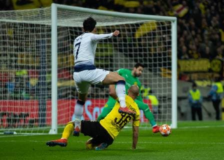 Football - 2018 2019 UEFA Champions League - Round of Sixteen, First Leg: Tottenham Hotspur vs. Borussia Dortmund Roman Burki (Borussia Dortmund) saves with his feet from Heung-Min Son (Tottenham FC) at Wembley Stadium. COLORSPORT DANIEL BEARHAM  csp_tot_dor_130219_