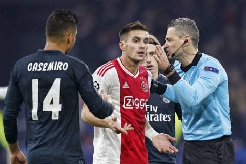AMSTERDAM, Ajax - Real Madrid, football, Champions League Season 2018 2019, 13-02-2019, Johan Cruijff Arena. referee Damir Skomina (R) with dejected Ajax player Dusan Tadic (L) after canceling the 1-0 during the game Ajax - Real Madrid. Ajax - Real Madrid  x2820787x