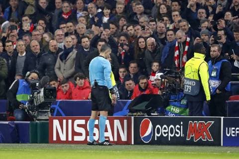 AMSTERDAM, Ajax - Real Madrid, football, Champions League Season 2018 2019, 13-02-2019, Johan Cruijff Arena. referee Damir Skomina checking on field review monitor during the game Ajax - Real Madrid. Ajax - Real Madrid  x2820790x