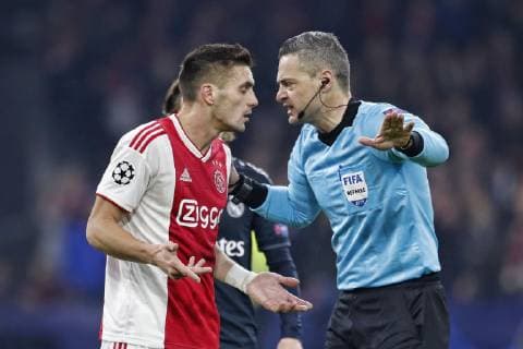 AMSTERDAM, Ajax - Real Madrid, football, Champions League Season 2018 2019, 13-02-2019, Johan Cruijff Arena. Ajax player Dusan Tadic (L) arguing with referee Damir Skomina (R) during the game Ajax - Real Madrid. Ajax - Real Madrid  x2820791x