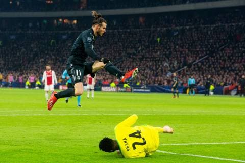 Gareth Bale of Real Madrid, Ajax goalkeeper Andre Onana during the UEFA Champions League round of 16 match Ajax Amsterdam and Real Madrid at the Johan Cruijff Arena on February 13, 2019 in Amsterdam, The Netherlands UEFA Champions League 2018 2019 xVIxVIxImagesx xTomxBodexMultimediaxIVx 13620262