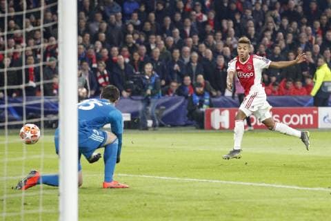 AMSTERDAM, Ajax - Real Madrid, football, Champions League Season 2018 2019, 13-02-2019, Johan Cruijff Arena. Real Madrid goalkeeper Thibaut Courtois (L) and Ajax player David Neres (R) during the game Ajax - Real Madrid. Ajax - Real Madrid  x2820819x