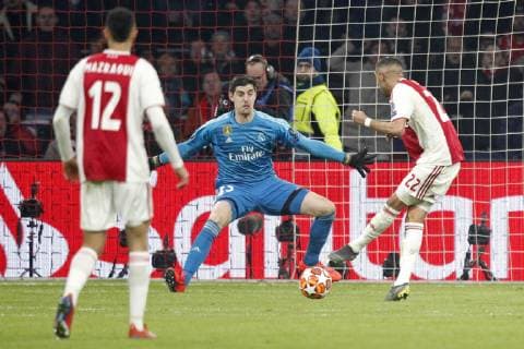 AMSTERDAM, Ajax - Real Madrid, football, Champions League Season 2018 2019, 13-02-2019, Johan Cruijff Arena. Ajax player Hakim Ziyech (R) and Real Madrid goalkeeper Thibaut Courtois (L) during the game Ajax - Real Madrid. Ajax - Real Madrid  x2820820x