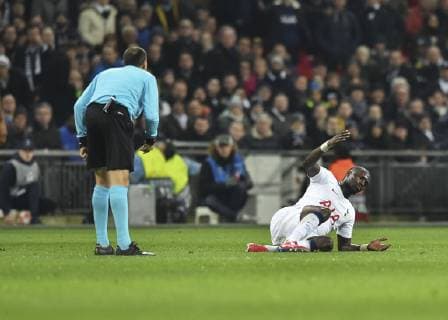 England London 13 02 2019 UEFA Champions League 2018 19 Season Round of 16 First leg Tottenham Hotspur FC BV Borussia Dortmund Moussa Sissoko Tottenham gestures at Referee Antonio Mateu Lahzo DeFodi056