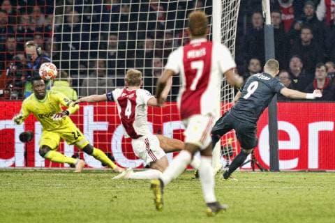 AMSTERDAM, Ajax - Real Madrid, football, Champions League Season 2018 2019, 13-02-2019, Johan Cruijff Arena. Real Madrid player Karim Benzema (R) scores 0-1 and Ajax goalkeeper Andre Onana (L) and Ajax player Matthijs de Ligt (C) during the game Ajax - Real Madrid. Ajax - Real Madrid  x2820825x