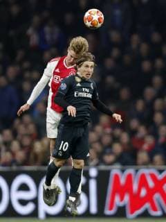 (l-r) Frenkie de Jong of Ajax, Luka Modric of Real Madrid during the UEFA Champions League round of 16 match Ajax Amsterdam and Real Madrid at the Johan Cruijff Arena on February 13, 2019 in Amsterdam, The Netherlands UEFA Champions League 2018 2019 xVIxVIxImagesx xMauricexvanxSteenxIVx 13620414