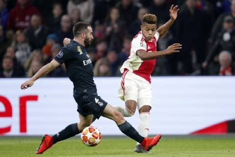 (l-r) Daniel Carvajal of Real Madrid, David Neres of Ajax during the UEFA Champions League round of 16 match Ajax Amsterdam and Real Madrid at the Johan Cruijff Arena on February 13, 2019 in Amsterdam, The Netherlands UEFA Champions League 2018 2019 xVIxVIxImagesx xMauricexvanxSteenxIVx 13620586