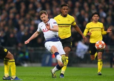 13th February 2019, Wembley Stadium, London England; UEFA Champions League football, Tottenham Hotspur versus Borussia Dortmund; Jan Vertonghen of Tottenham Hotspur taking a shot  ActionPlus12105204 JohnxPatrickxFletcher