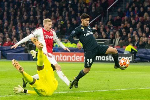 Ajax goalkeeper Andre Onana, Donny van de Beek of Ajax, Marco Asensio of Real Madrid during the UEFA Champions League round of 16 match Ajax Amsterdam and Real Madrid at the Johan Cruijff Arena on February 13, 2019 in Amsterdam, The Netherlands UEFA Champions League 2018 2019 xVIxVIxImagesx xTomxBodexMultimediaxIVx 13620590