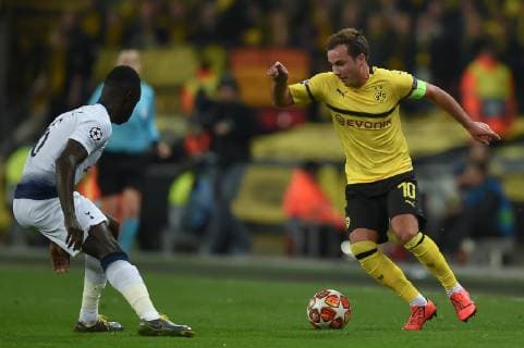 Tottenham Hotspur v Borussia Dortmund UEFA Champions League Mario Götze of Borussia Dortmund takes on Davinson Sanchez of Tottenham Hotspur during the UEFA Champions League match at Wembley Stadium, London Content Not Available For UK Newspapers Copyright: xMartynxHaworthx FIL-12886-0174