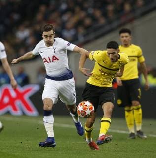 (190214) -- LONDON, Feb. 14, 2019 (Xinhua) -- Tottenham Hotspur s Harry Winks (L) vies with Borussia Dormund s Achraf Hakimi during the UEFA Champions League Round of 16 first Leg match between Tottenham Hotspur and Borussia Dortmund at Wembley Stadium in London, Britain on Feb. 13, 2019. Tottenham Hotspur won 3-0. (Xinhua Matthew Impey) (SP) BRITAIN-LONDON-FOOTBALL-UEFA CHAMPIONS LEAGUE-TOTTENHAM VS DORTMUND 