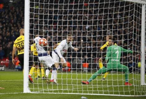 (190214) -- LONDON, Feb. 14, 2019 (Xinhua) -- Tottenham Hotspur s Fernando Llorente (C) scores the third goal during the UEFA Champions League Round of 16 first Leg match between Tottenham Hotspur and Borussia Dortmund at Wembley Stadium in London, Britain on Feb. 13, 2019. Tottenham Hotspur won 3-0. (Xinhua Matthew Impey) (SP) BRITAIN-LONDON-FOOTBALL-UEFA CHAMPIONS LEAGUE-TOTTENHAM VS DORTMUND 