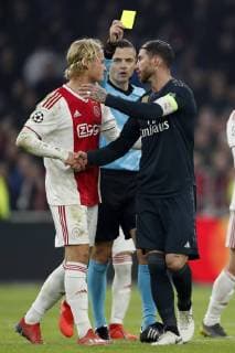 (L-R) Kasper Dolberg of Ajax, referee Damir Skomina, Sergio Ramos of Real Madrid during the UEFA Champions League round of 16 match Ajax Amsterdam and Real Madrid at the Johan Cruijff Arena on February 13, 2019 in Amsterdam, The Netherlands UEFA Champions League 2018 2019 xVIxVIxImagesx xMauricexvanxSteenxIVx 13623607
