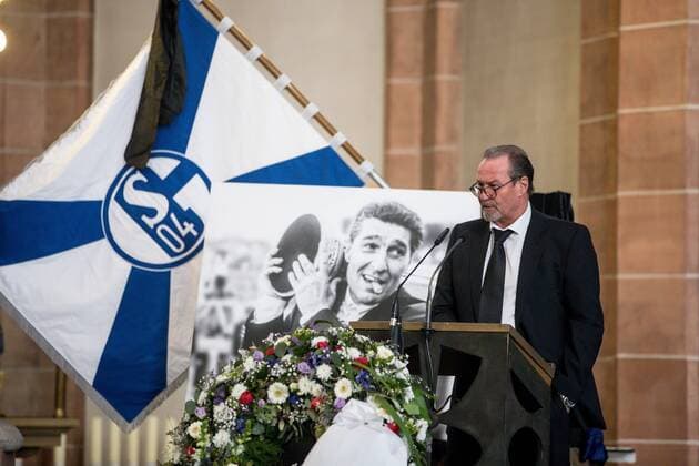 Sport Themen der Woche KW07 15.02.2019, Fussball, Saison 2018 2019, Trauerfeier für den verstorbenen Ex-Manager Rudi Assauer (FC Schalke 04) in der Veltins Arena & im Dom in Gelsenkirchen-Buer Huub Stevens (FC Schalke 04) Gelsenkirchen NRW Deutschland *** 15 02 2019 Football season 2018 2019 Memorial service for the late former manager Rudi Assauer FC Schalke 04 in the Veltins Arena in the cathedral in Gelsenkirchen Buer Huub Stevens FC Schalke 04 Gelsenkirchen NRW Germany
