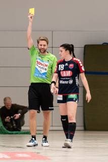 yellow card for Lea Neubrander SG H2Ku Herrenberg Kuties 18 VfL Waiblingen Tigers vs SG H2Ku Herrenberg Kuties Handball 2 Bundesliga Women HBF Saison 18 19 15 02 2019 VfL Waiblingen Tigers vs SG H2Ku Herrenberg Kuties Handball 2 Bundesliga Women HBF Saison 18 19 15 02 2019 Waiblingen Copyright: xEIBNER WolfgangxFrankx EP_WFK