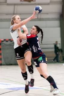 Lea Gruber VfL Waiblingen 09 Lea Neubrander SG H2Ku Herrenberg Kuties 18 VfL Waiblingen Tigers vs SG H2Ku Herrenberg Kuties Handball 2 Bundesliga Women HBF Season 18 19 15 02 2019 VfL Waiblingen Tigers vs SG H2Ku Herrenberg Kuties Handball 2 Bundesliga Women HBF Season 18 19 15 02 2019 Waiblingen Copyright: xEIBNER WolfgangxFrankx EP_WFK