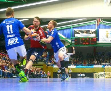 René Drechsler Wilhelmshaven looking for the gap between Benas Petreikis Aue left and Eric Meinhardt Aue Handball 2 Liga 2018 19 EHV Aue Wilhelmshavener HV am 16 2 2019 EHV Aue Wilhelmshavener HV