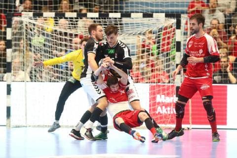 Marius Fuchs Hamburg left and Finn Wullenweber Hamburg right in duel with Lukas Zerbe Ferndorf TuS Ferndorf Handball Sport Verein Hamburg Handball 2 Liga 16 02 2019 TuS Ferndorf Handball Sport Verein Hamburg Handball 2 Liga 16 02 2019 Gummersbach Copyright: xEIBNER RenexWeissx EP_RWS