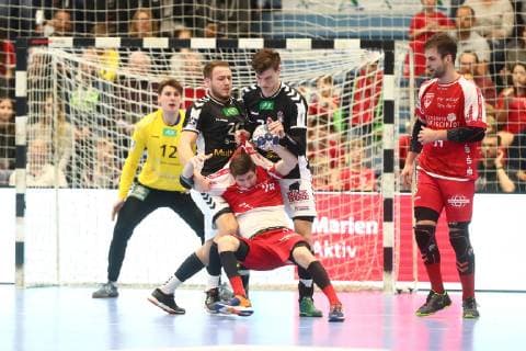 Marius Fuchs Hamburg left and Finn Wullenweber Hamburg right in duel with Lukas Zerbe Ferndorf TuS Ferndorf Handball Sport Verein Hamburg Handball 2 Liga 16 02 2019 TuS Ferndorf Handball Sport Verein Hamburg Handball 2 Liga 16 02 2019 Gummersbach Copyright: xEIBNER RenexWeissx EP_RWS