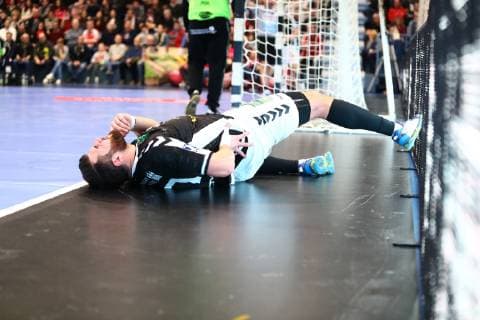 Kevin Herbst Hamburg lies on the pitch TuS Ferndorf Handball Sport Verein Hamburg Handball 2 Liga 16 02 2019 TuS Ferndorf Handball Sport Verein Hamburg Handball 2 Liga 16 02 2019 Gummersbach Copyright: xEIBNER RenexWeissx EP_RWS