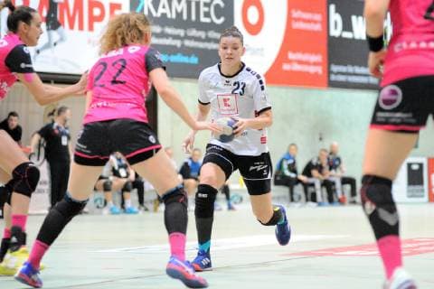 Simona Stojkovska Neckarsulmer Sport Union 23 against Maren Weigel TusSies Metzingen 22 TusSies Metzingen Handball HBF Ligaspiel 16 02 2019 photo TBaur Eibner TusSies Metzingen vs Neckarsulmer Sport Union Metzingen Copyright: xEIBNER TobiasxBaurx EP_TBR