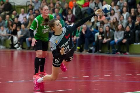 Kirsten Schindler HSG Gedern Nidda 22 at the Siebenmeter 7m scene action handball 2 Bundesliga women SV Werder Bremen HSG Gedern Nidda xobx
