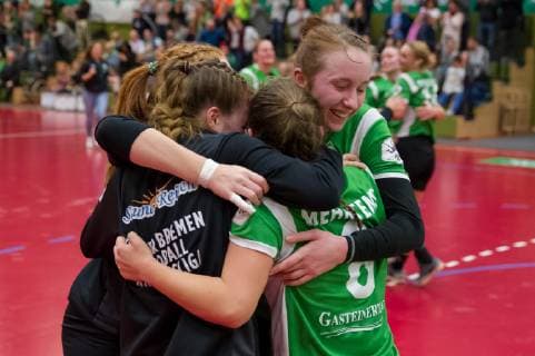 The players of SV Werder Bremen cheer for the victory Jubel Lachen Handball 2 Bundesliga Frauen SV Werder Bremen HSG Gedern Nidda xobx