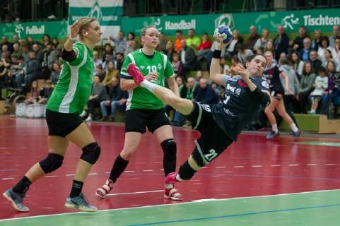 v li Nele Osterthun SV Werder Bremen 14 Sarolta Selmeci SV Werder Bremen 19 and Leonie Nowak HSG Gedern Nidda 21 at the throw game scene action handball 2 Bundesliga women SV Werder Bremen HSG Gedern Nidda xobx