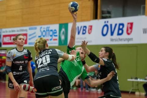 v li Kristin Amos HSG Gedern Nidda 20 Sarolta Selmeci SV Werder Bremen 19 and Leonie Nowak HSG Gedern Nidda 21 in the three fight duel game scene action handball 2 Bundesliga women SV Werder Bremen HSG Gedern Nidda xobx