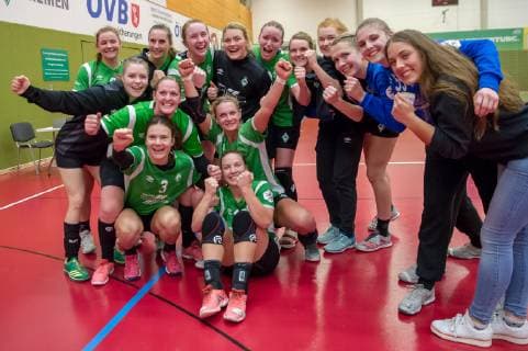 The players of SV Werder Bremen cheer for the victory Jubel Lachen Handball 2 Bundesliga Frauen SV Werder Bremen HSG Gedern Nidda xobx