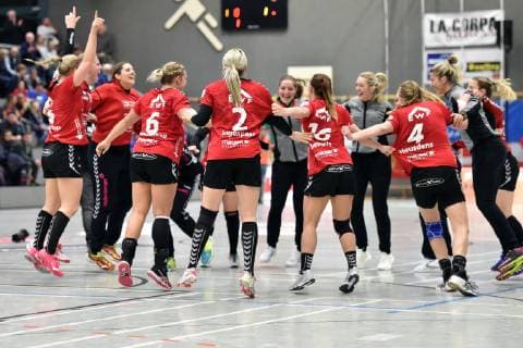 Jubilation Joy after the victory of HSG Bad Wildungen Anouk Nieuwenweg NR 6 Annika Ingenpass NR 2 m Lisa Marie Prize M rear GER HSG Bad Wildungen Vipers HSG Blomberg Lippe Handball 1 Bundesliga Women 16 02 2019 GER HSG Bad Wildungen Vipers HSG Blomberg Lippe Handball 1 League Women 16 02 2019 Bad Wildungen Copyright: xEIBNER RolandxSippelx EP_RSL