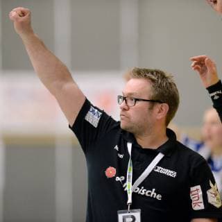 Cheers from Steffen Birkner Coach HSG Blomberg Lippe GER HSG Bad Wildungen Vipers HSG Blomberg Lippe Handball 1 Bundesliga Women 16 02 2019 GER HSG Bad Wildungen Vipers HSG Blomberg Lippe Handball 1 Liga Women 16 02 2019 Bad Wildungen Copyright: xEIBNER RolandxSippelx EP_RSL