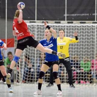 Sabine Heusdens HSG Bad Wildungen Vipers at litter Gisa Klaunig HSG Blomberg Lippe in defence Anna Monz goalie HSG Blomberg Lippe rear GER HSG Bad Wildungen Vipers HSG Blomberg Lippe Handball 1 Bundesliga Women 16 02 2019 GER HSG Bad Wildungen Vipers HSG Blomberg Lippe Handball 1 Liga Women 16 02 2019 Bad Wildungen Copyright: xEIBNER RolandxSippelx EP_RSL