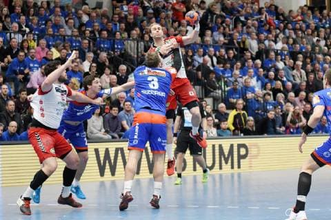 Stefan Lex ASV Hamm Westfalen during an attack Marcel Niemeyer HBW Balingen Weilstetten and Rene Zobel HBW Balingen Weilstetten defend HBW Balingen Weilstetten vs. ASV Hamm Westfalen 2 Handball Bundesliga 22 Matchday 16 02 2019 HBW Balingen Weilstetten vs. ASV Hamm Westfalen 2 Handball Bundesliga 22 Matchday 16 02 2019 Balingen Copyright: xEIBNER Florian_Schustx EP_SCHUST