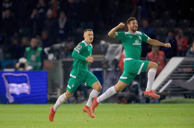 Sport Themen der Woche KW07 Sport Bilder des Tages Fussball DFL 1.Bundesliga Berlin 16.02.2019 Olympiastadion Berlin Saison 2018 2019 Hertha BSC geg SV Werder Bremen 1 : 1 MINUTE 90 + 6 Freistoss Werder Bremen TOR zum 1 : 1 Ausgleich Torschuetze Claudio PIZARRO 4 Werder Jubel Torjubel mit Maximilian EGGESTEIN 35 Werder Foto Eberhard Thonfeld camera 4 Gemaeß den Vorgaben der DFL ist es untersagt, in dem Stadion und oder vom Spiel angefertigte Fotoaufnahmen in Form von Sequenzbildern in oder videoaehnlichen Fotostrecken zu verwerten bzw verwerten zu lassen *DFL regulations prohibit any use of photographs as image sequences and or quasi-video *** Soccer DFL 1 Bundesliga Berlin 16 02 2019 Olympiastadion Berlin Season 2018 2019 Hertha BSC geg SV Werder Bremen 1 1 MINUTE 90 6 Free kick Werder Bremen Goal to 1 1 Compensation Goal scorers Claudio PIZARRO 4 Werder Jubilation Goal celebration with Maximilian EGGESTEIN 35 Werder Photo Eberhard Thonfeld camera 4 In accordance with the DFLs regulations, it is prohibited to use or have used photographs taken in the stadium and or by the match in the form of sequence images in or video-like photo series DFL regulations prohibit any use of photographs as image sequences and or quasi video