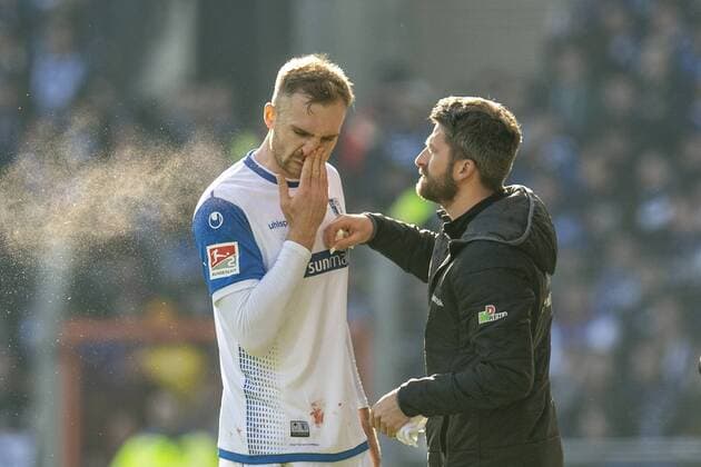 Sport Themen der Woche KW07 Sport Bilder des Tages 17.02.2019, Fußball, GER, Saison 2018 2019, 2. Bundesliga, 22. Spieltag, DSC Arminia Bielefeld - 1. FC Magdeburg in der Schüco-Arena in Bielefeld. Magdeburgs Jan Kirchhoff wird an der blutenden Nase behandelt. DFL REGULATIONS PROHIBIT ANY USE OF PHOTOGRAPHS AS IMAGE SEQUENCES AND OR QUASI-VIDEO. *** 17 02 2019 Football GER Season 2018 2019 2 Bundesliga 22 Matchday DSC Arminia Bielefeld 1 FC Magdeburg in the Schüco Arena in Bielefeld Magdeburgs Jan Kirchhoff is treated at the bleeding nose DFL REGULATIONS PROHIBIT ANY USE OF PHOTOGRAPHS AS IMAGE SEQUENCES AND OR QUASI VIDEO Copyright: xKirchner DavidxInderliedx