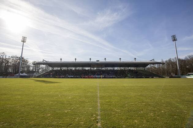 Football Regionalliga West Season 2018 2019 2019 22 Matchday on Sunday 17 February 2019 at Sportpark Höhenberg in Cologne FC Viktoria Cologne Red White Oberhausen Overview Sportpark Höhenberg at the arrival of the teams FC Viktoria Cologne Red White Oberhausen