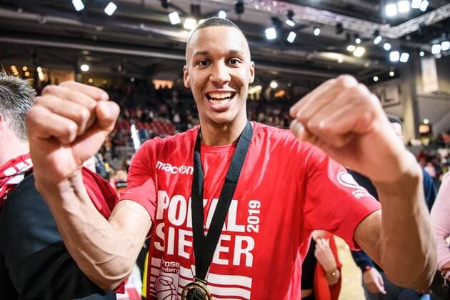 17 02 2019 xkvx Basketall BBL Cup Final Brose Bamberg Alba Berlin emspor v l Brose Bamberg Players celebrate Jubilee Joy Louis Olinde Brose Bamberg DFL DFB REGULATIONS PROHIBIT ANY USE OF PHOTOGRAPHS as IMAGE SEQUENCES and or QUASI VIDEO Bamberg
