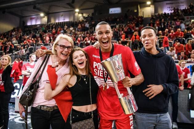 17 02 2019 xkvx Basketall BBL Cup Final Brose Bamberg Alba Berlin emspor v l Brose Bamberg Players celebrate Jubilee Joy Louis Olinde Brose Bamberg DFL DFB REGULATIONS PROHIBIT ANY USE OF PHOTOGRAPHS as IMAGE SEQUENCES and or QUASI VIDEO Bamberg
