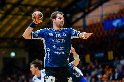 Handball 2 Bundesliga Mens Season 2018 2019 Dessau Rosslauer HV 06 VfL Lübeck Schwartau Martin Waschul 18 VfL Lübeck Schwartau during the throw during the season 2018 2019 in the Handball 2 Bundesliga Mens between Dessau Rosslauer HV 06 and VfL Lübeck Schwartau in the Anhalt Arena on 17 February 2019 in Bauhausstadt Dessau Sachsen Anhalt Saxony Anhalt Germany