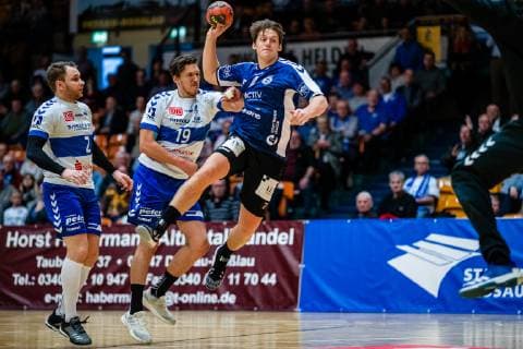 Handball 2 Bundesliga Mens Season 2018 2019 Dessau Rosslauer HV 06 VfL Lübeck Schwartau Thomas Pavlicek 2 Dessau Rosslauer HV 06 Daniel Schmidt 19 Dessau Rosslauer HV 06 Jonas Ottsen 7 VfL Lübeck Schwartau on the ball during the season of the season 2018 2019 in the Handball 2 Bundesliga Men between Dessau Rosslauer HV 06 and VfL Lübeck Schwartau in the Anhalt Arena on 17 February 2019 in Bauhausstadt Dessau Sachsen Anhalt Saxony Anhalt Germany Germany
