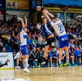 Handball 2 Bundesliga Mens Season 2018 2019 Dessau Rosslauer HV 06 VfL Lübeck Schwartau vlr Marek Vranco 9 Dessau Rosslauer HV 06 Toni Podpolinski 8 VfL Lübeck Schwartau Philip Jungemann 21 Dessau Rosslauer HV 06 during the season of the season 2018 2019 in the Handball 2 Bundesliga Men between Dessau Rosslauer HV 06 and VfL Lübeck Schwartau in the Anhalt Arena on 17 February 2019 in Bauhausstadt Dessau Sachsen Anhalt Saxony Anhalt Germany Germany