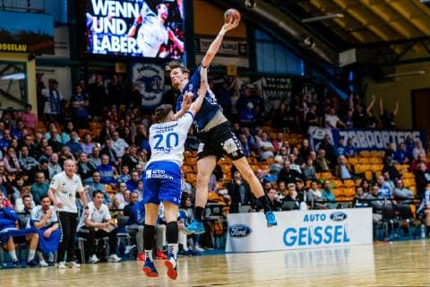 Handball 2 Bundesliga Mens Season 2018 2019 Dessau Rosslauer HV 06 VfL Lübeck Schwartau Antonio Metzner 96 VfL Lübeck Schwartau in duel with Jonas Hoenicke 20 Dessau Rosslauer HV 06 during season 2018 2019 in Handball 2 Bundesliga Mens between Dessau Rosslauer HV 06 and VfL Lübeck Schwartau in the Anhalt Arena on 17 February 2019 in Bauhausstadt Dessau Sachsen Anhalt Saxony Anhalt Germany Germany