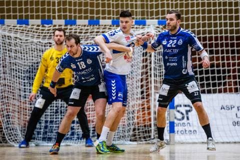 Handball 2 Bundesliga Men Season 2018 2019 Dessau Rosslauer HV 06 VfL Lübeck Schwartau vlr Martin Waschul 18 VfL Lübeck Schwartau Philip Jungemann 21 Dessau Rosslauer HV 06 Steffen Köhler 22 VfL Lübeck Schwartau during the season of the season 2018 2019 in the Handball 2 Bundesliga Men between Dessau Rosslauer HV 06 and VfL Lübeck Schwartau in the Anhalt Arena on 17 February 2019 in Bauhausstadt Dessau Sachsen Anhalt Saxony Anhalt Germany Germany