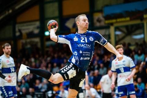 Handball 2 Bundesliga Mens Season 2018 2019 Dessau Rosslauer HV 06 VfL Lübeck Schwartau Sebastian Damm 21 VfL Lübeck Schwartau during the throw during the season 2018 2019 in the Handball 2 Bundesliga Mens between Dessau Rosslauer HV 06 and VfL Lübeck Schwartau in the Anhalt Arena on 17 February 2019 in Bauhausstadt Dessau Sachsen Anhalt Saxony Anhalt Germany