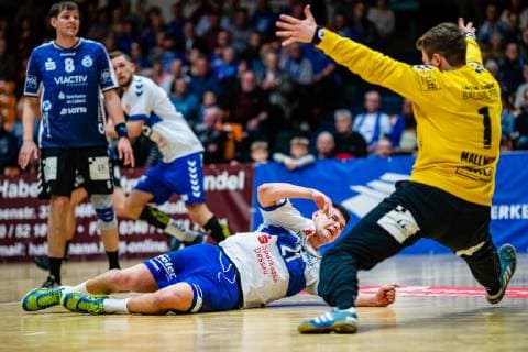 Handball 2 Bundesliga Men Season 2018 2019 Dessau Rosslauer HV 06 VfL Lübeck Schwartau Philip Jungemann 21 Dessau Rosslauer HV 06 with Marino Mallwitz 1 VfL Lübeck Schwartau during the season 2018 2019 in the Handball 2 Bundesliga Men between Dessau Rosslauer HV 06 and VfL Lübeck Schwartau in the Anhalt Arena on 17 February 2019 in Bauhausstadt Dessau Saxony Anhalt Saxony Anhalt Germany