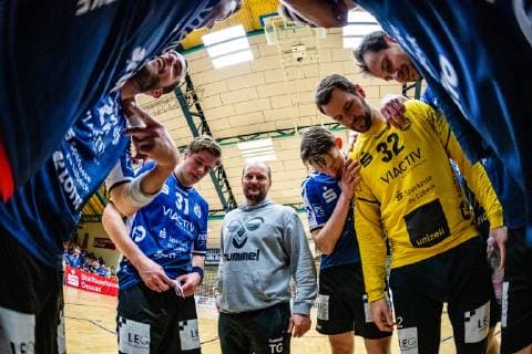 Handball 2 Bundesliga Men Season 2018 2019 Dessau Rosslauer HV 06 VfL Lübeck Schwartau VfL Lübeck Schwartau Schwartau bmit coach Torge Greve VfL Lübeck Schwartau with a lot of praise after the game during the season 2018 2019 in the Handball 2 Bundesliga Men between Dessau Rosslauer HV 06 and VfL Lübeck Schwartau in the Anhalt Arena on 17 February 2019 in Bauhausstadt Dessau Saxony Anhalt Saxony Anhalt Germany
